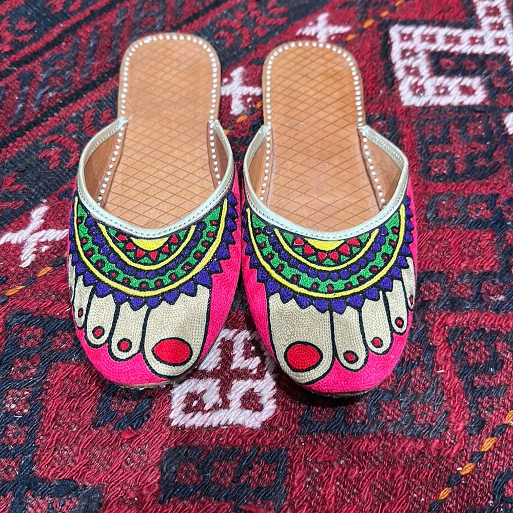 Quirky fun khussas